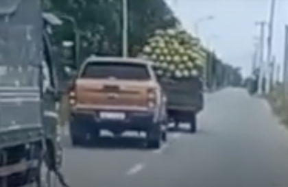 Clip TNGT: Cái giá cho việc nghêng ngang giữa đường